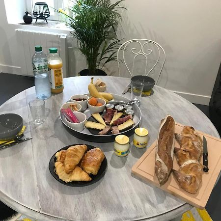 Les Hirondelles Du Marais Bed & Breakfast รีอง ภายนอก รูปภาพ